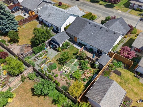 3305 Ninth St, Cumberland, BC 