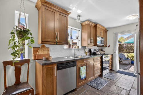 3305 Ninth St, Cumberland, BC 