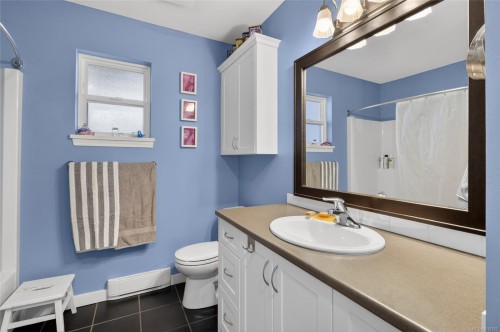 3305 Ninth St, Cumberland, BC 