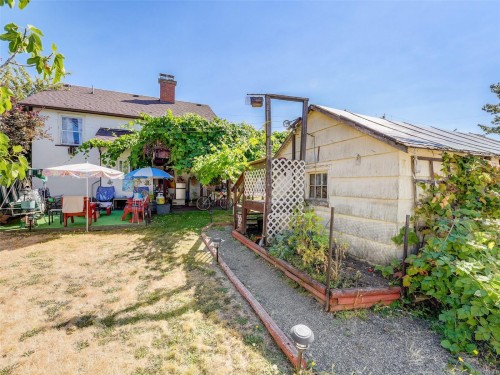 8 Camden Ave, View Royal, BC 