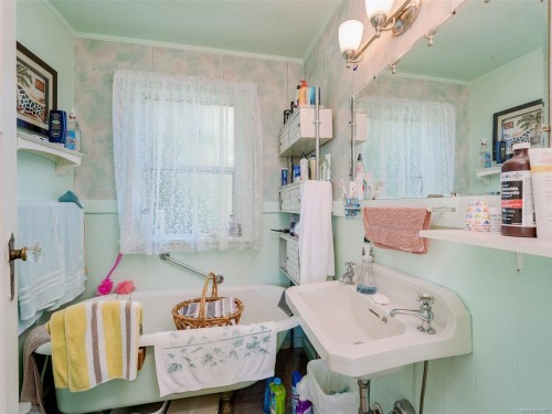 8 Camden Ave, View Royal, BC 