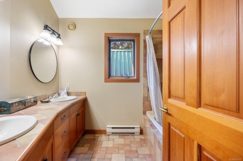 900 Spider Lake Rd, Qualicum Beach, BC 
