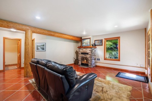 900 Spider Lake Rd, Qualicum Beach, BC 