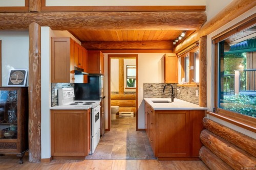 900 Spider Lake Rd, Qualicum Beach, BC 