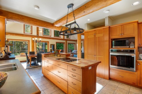 900 Spider Lake Rd, Qualicum Beach, BC 