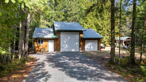 900 Spider Lake Rd, Qualicum Beach, BC 