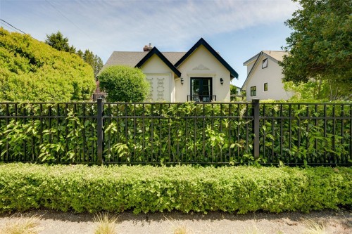 867 Victoria Ave, Oak Bay, BC 