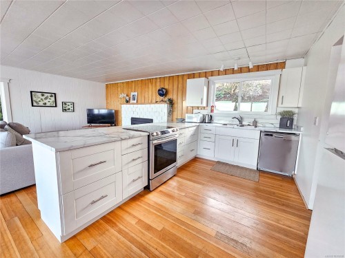 3677 Gardner Rd, Saltair, BC 
