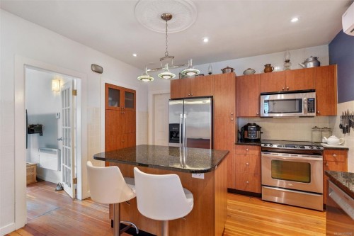 838 Old Esquimalt Rd, Esquimalt, BC 
