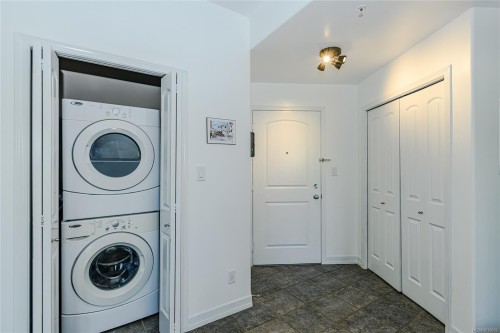 #205-3915 Carey Rd, Saanich, BC 