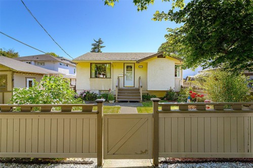 2331 Victor St  Victoria, BC V8R 4C8
