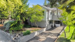 721 Snowdrop Ave Saanich, BC V8Z 2N3