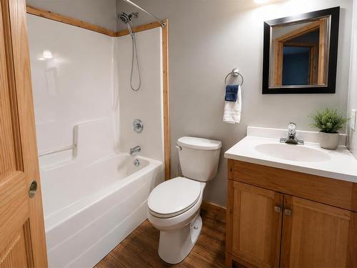 6086 Hwy 11/71, Emo, ON - Indoor Photo Showing Bathroom