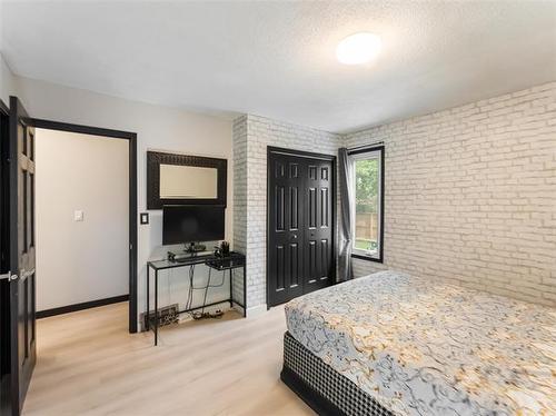 78 Metz St, Winnipeg, MB 