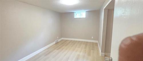 78 Metz St, Winnipeg, MB 