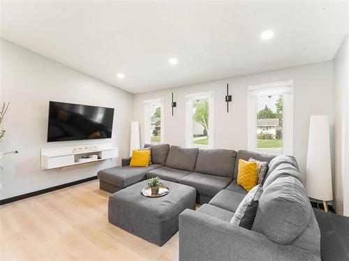 78 Metz St, Winnipeg, MB 