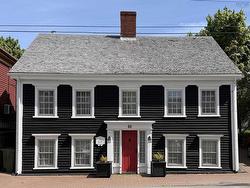89 York Street Lunenburg, NS B0J 2C0