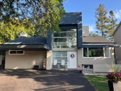 90 Berkinshaw Crescent  Toronto, ON M3B 2T2