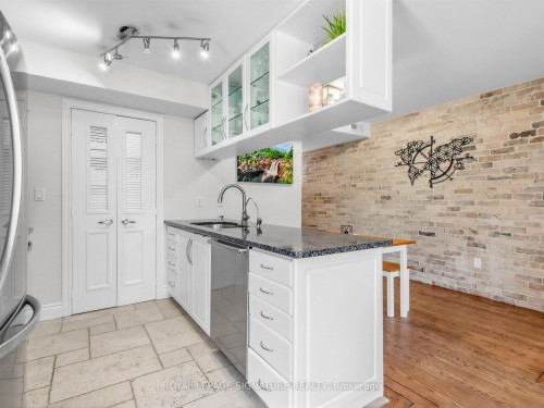 201-72 Aerodrome Crescent, Toronto, ON - Indoor Photo Showing Kitchen