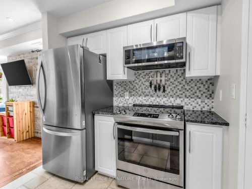 201-72 Aerodrome Crescent, Toronto, ON - Indoor Photo Showing Kitchen