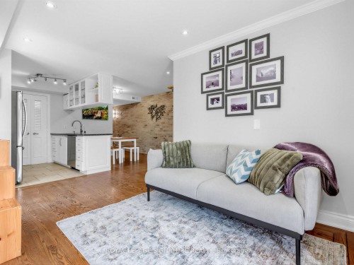 201-72 Aerodrome Crescent, Toronto, ON - Indoor Photo Showing Living Room