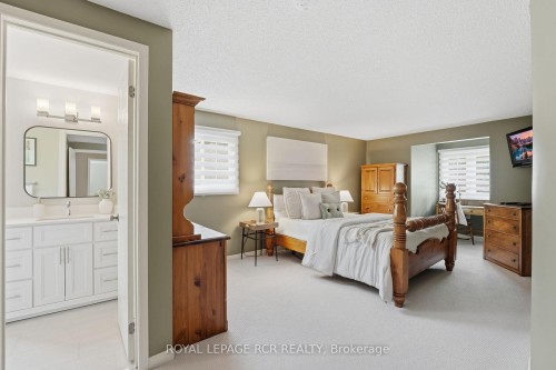 40 Moffat Crescent, Aurora, ON 