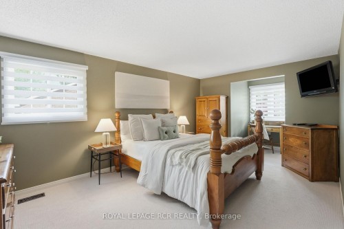 40 Moffat Crescent, Aurora, ON 