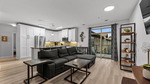 5403-4034 Pritchard Drive, West Kelowna, BC - Indoor Photo Showing Living Room