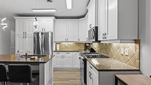5403-4034 Pritchard Drive, West Kelowna, BC - Indoor Photo Showing Kitchen With Upgraded Kitchen
