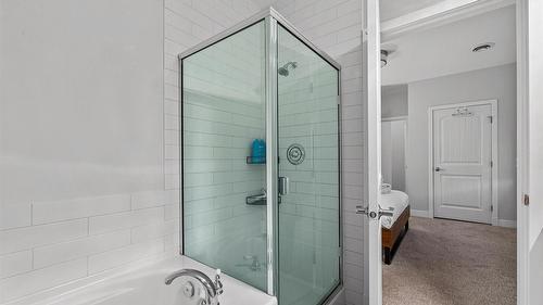 5403-4034 Pritchard Drive, West Kelowna, BC - Indoor Photo Showing Bathroom