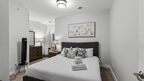 5403-4034 Pritchard Drive, West Kelowna, BC - Indoor Photo Showing Bedroom