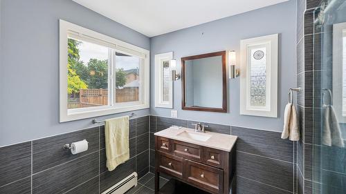 1322 Ridgedale Avenue, Penticton, BC - Indoor Photo Showing Bathroom