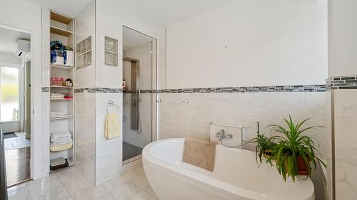 1322 Ridgedale Avenue, Penticton, BC - Indoor Photo Showing Bathroom