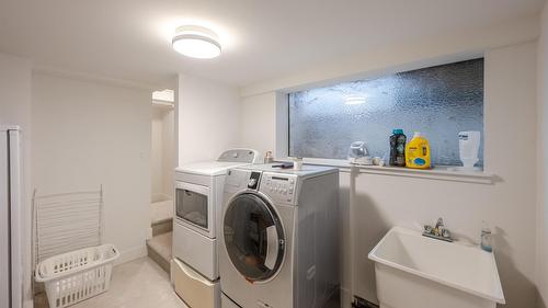 1322 Ridgedale Avenue, Penticton, BC - Indoor Photo Showing Laundry Room