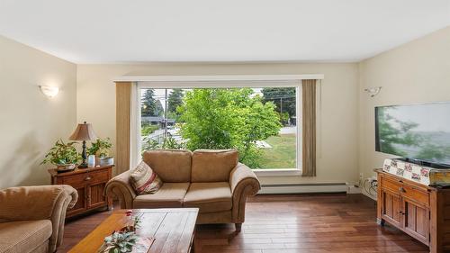 1322 Ridgedale Avenue, Penticton, BC - Indoor Photo Showing Living Room
