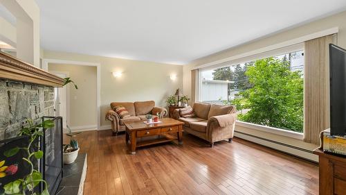 1322 Ridgedale Avenue, Penticton, BC - Indoor Photo Showing Living Room