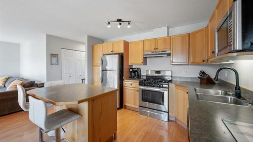 26-7915 Hespeler Road, Summerland, BC - Indoor Photo Showing Kitchen With Double Sink