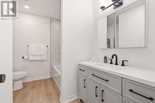 Semi-ensuite Bathroom - 3454 Oakglade Crescent, Mississauga, ON 