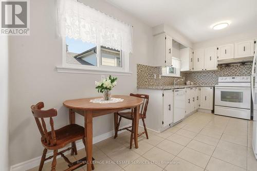 Spacious eat-in Kitchen - 3454 Oakglade Crescent, Mississauga, ON 