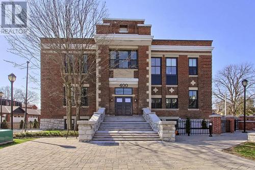 203 - 400 Park Avenue, Newmarket, ON 