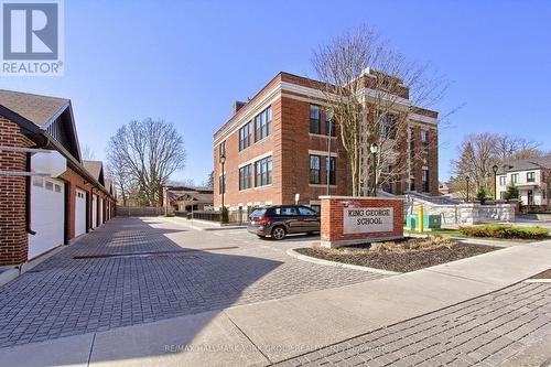 203 - 400 Park Avenue, Newmarket, ON 