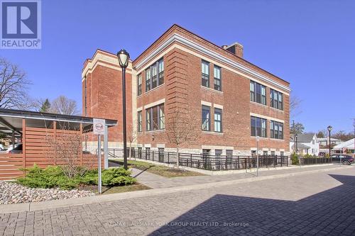 203 - 400 Park Avenue, Newmarket, ON 