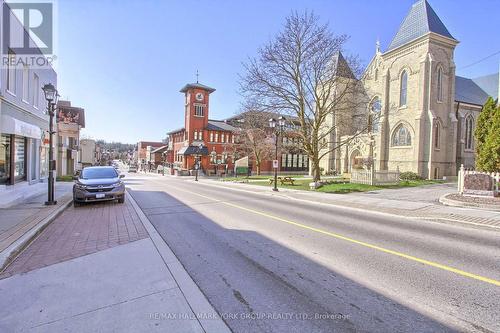 203 - 400 Park Avenue, Newmarket, ON 