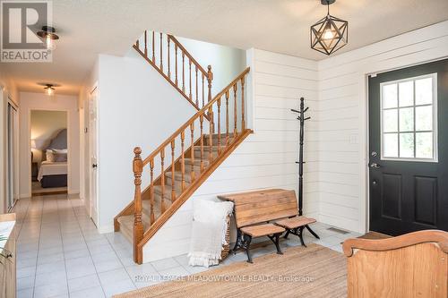 Large welcoming foyer - 11276 Amos Drive, Milton, ON 