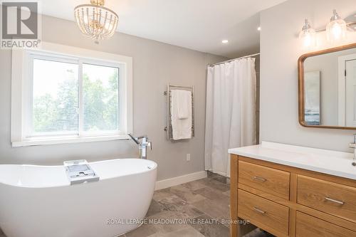 Enjoy a soak in the free standing tub - 11276 Amos Drive, Milton, ON 