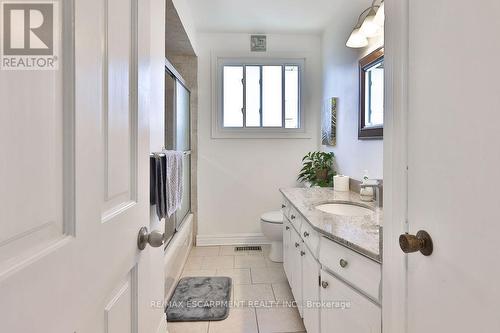 11 Lynwood Drive, Hamilton, ON 