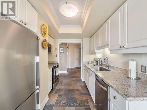310 - 415 Locust Street, Burlington (Brant), ON - Indoor Photo Showing Kitchen With Upgraded Kitchen