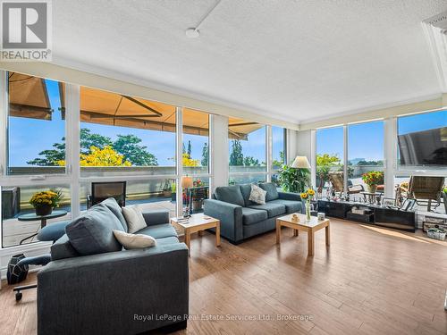 310 - 415 Locust Street, Burlington (Brant), ON - Indoor Photo Showing Living Room