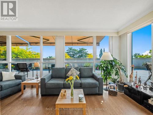 310 - 415 Locust Street, Burlington (Brant), ON - Indoor Photo Showing Living Room