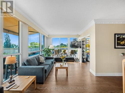 310 - 415 Locust Street, Burlington (Brant), ON - Indoor Photo Showing Living Room
